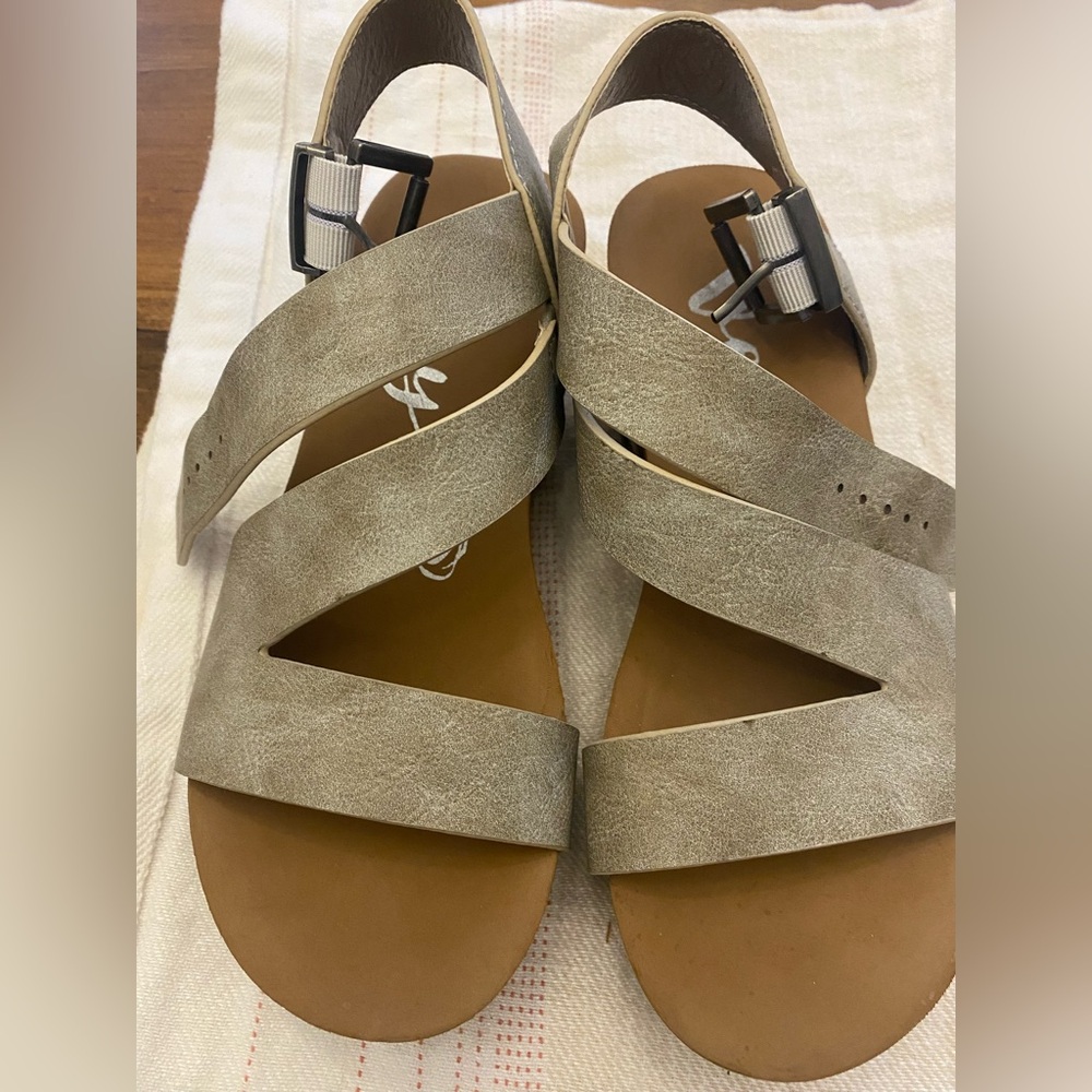Very G neutral heeled wedges